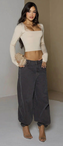 Blusa Cropped Manga Longa Branca Com Renda Decote Quadrado