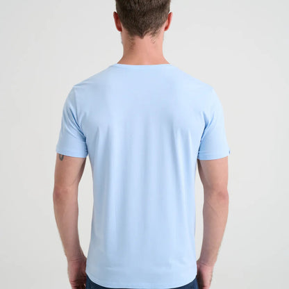 Camiseta Minimal Club Masculina Modelo Básica