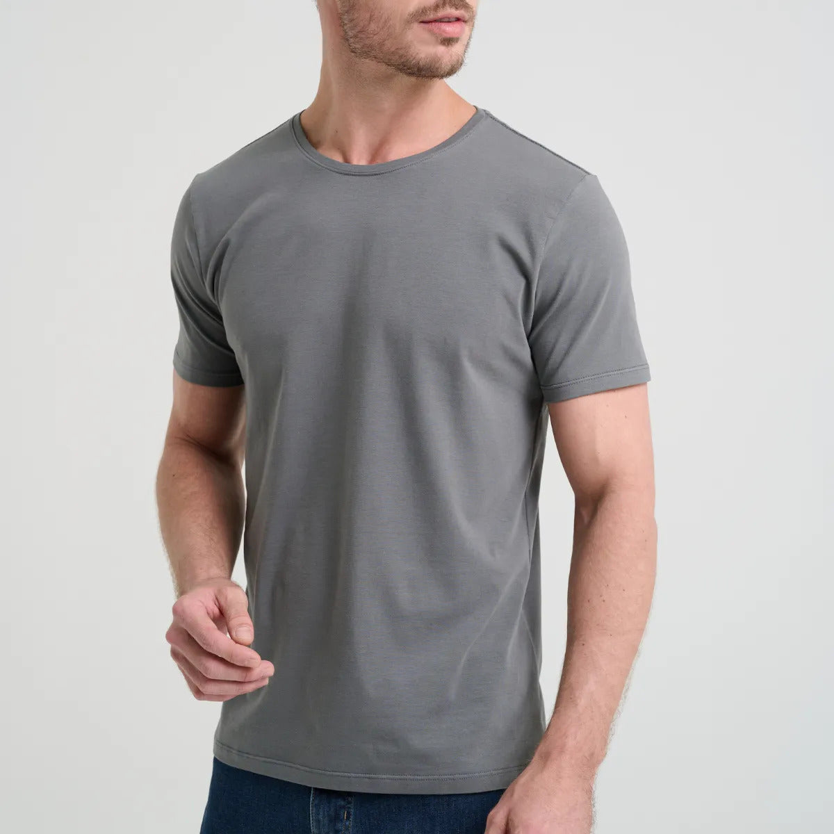 Camiseta Minimal Club Masculina Modelo Básica