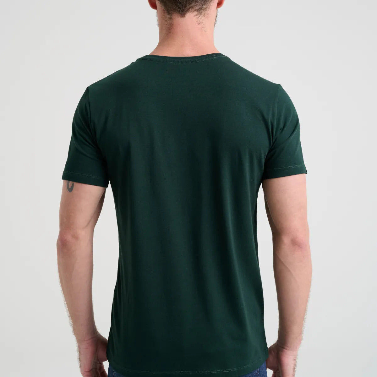 Camiseta Minimal Club Masculina Modelo Básica