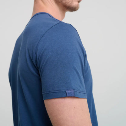 Camiseta Minimal Club Masculina Modelo Básica