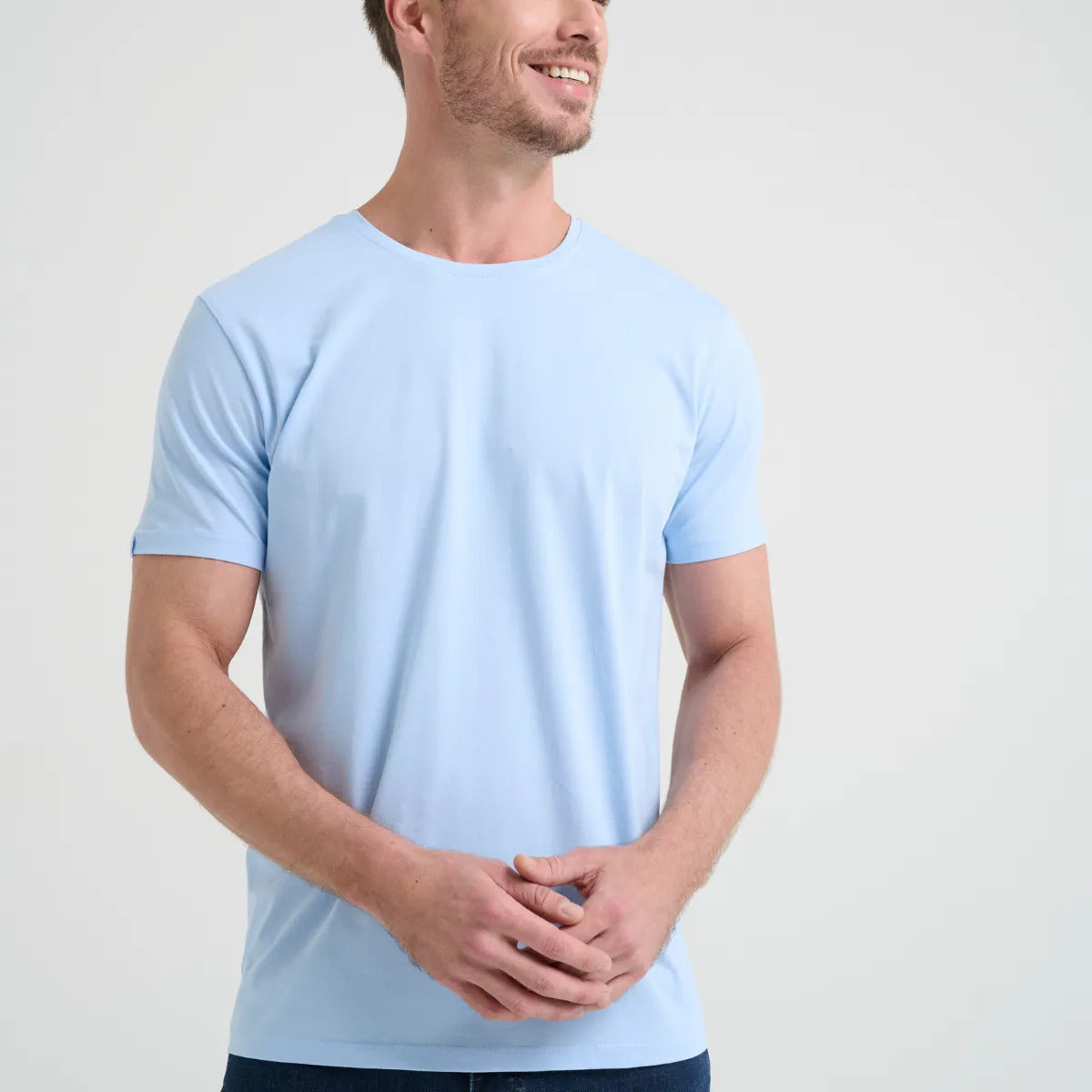 Camiseta Minimal Club Masculina Modelo Básica