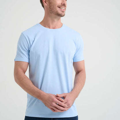 Camiseta Minimal Club Masculina Modelo Básica