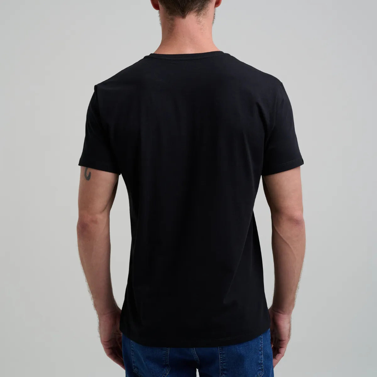 Camiseta Minimal Club Masculina Modelo Básica