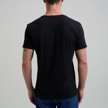 Camiseta Minimal Club Masculina Modelo Básica