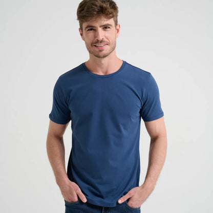 Camiseta Minimal Club Masculina Modelo Básica