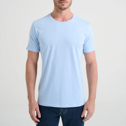 Camiseta Minimal Club Masculina Modelo Básica