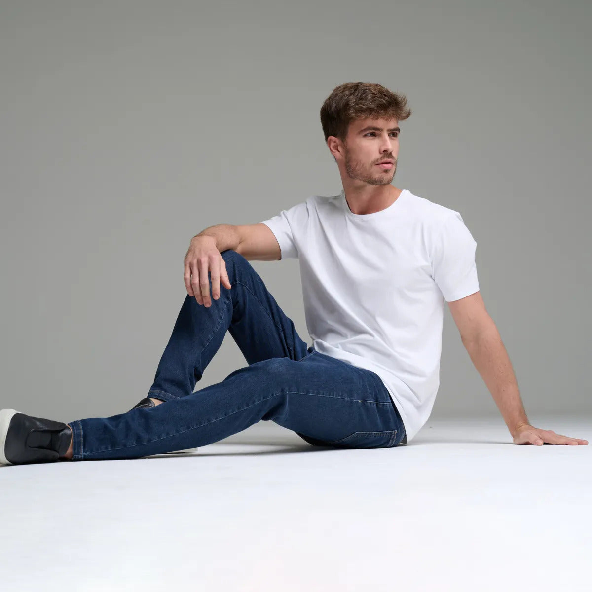 Camiseta Minimal Club Masculina Modelo Básica