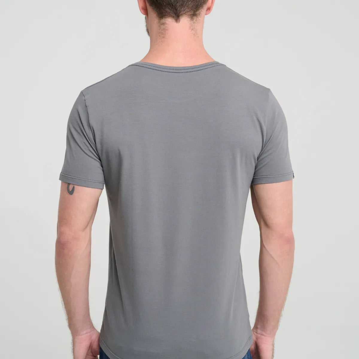 Camiseta Minimal Club Masculina Modelo Básica
