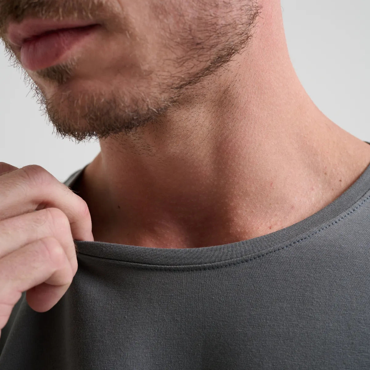 Camiseta Minimal Club Masculina Modelo Básica