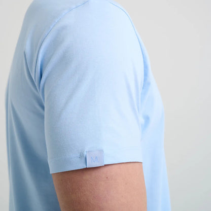 Camiseta Minimal Club Masculina Modelo Básica