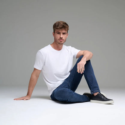 Camiseta Minimal Club Masculina Modelo Básica