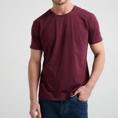 Camiseta Minimal Club Masculina Modelo Básica
