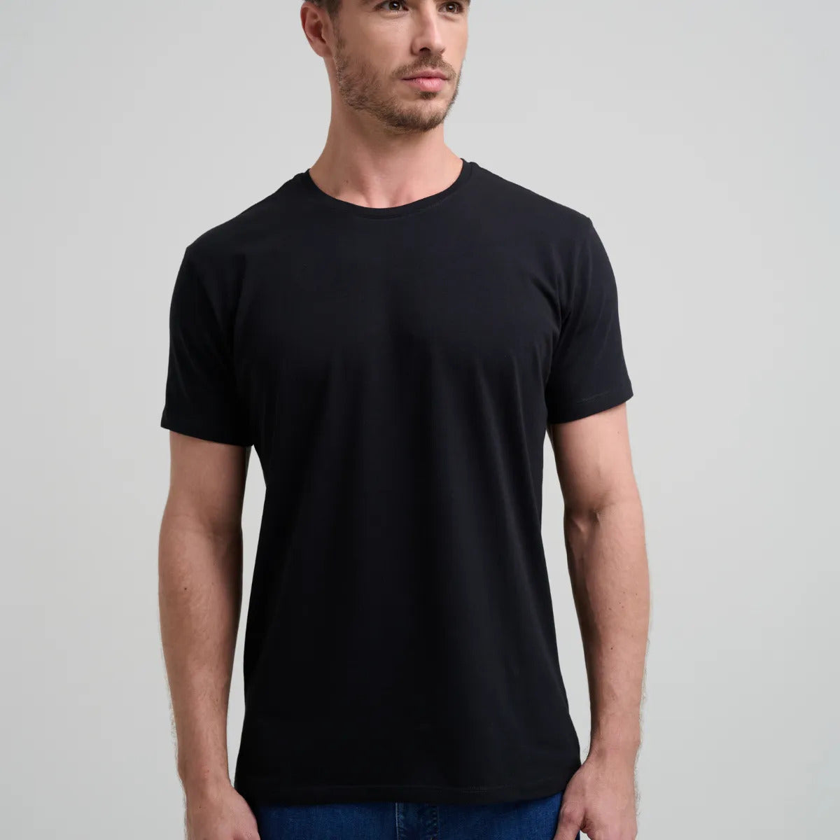 Camiseta Minimal Club Masculina Modelo Básica