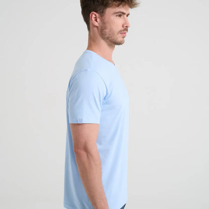 Camiseta Minimal Club Masculina Modelo Básica