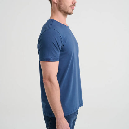 Camiseta Minimal Club Masculina Modelo Básica