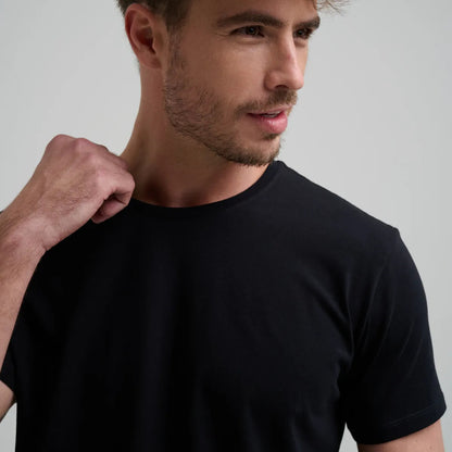 Camiseta Minimal Club Masculina Modelo Básica