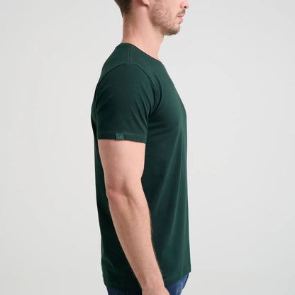 Camiseta Minimal Club Masculina Modelo Básica