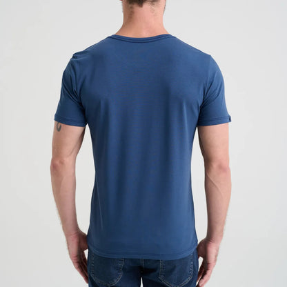 Camiseta Minimal Club Masculina Modelo Básica