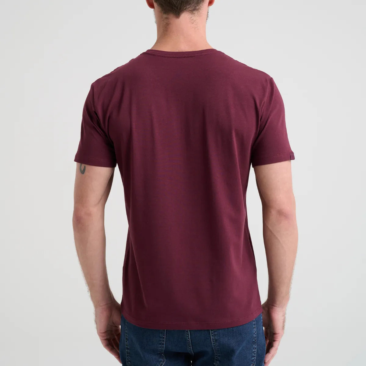 Camiseta Minimal Club Masculina Modelo Básica