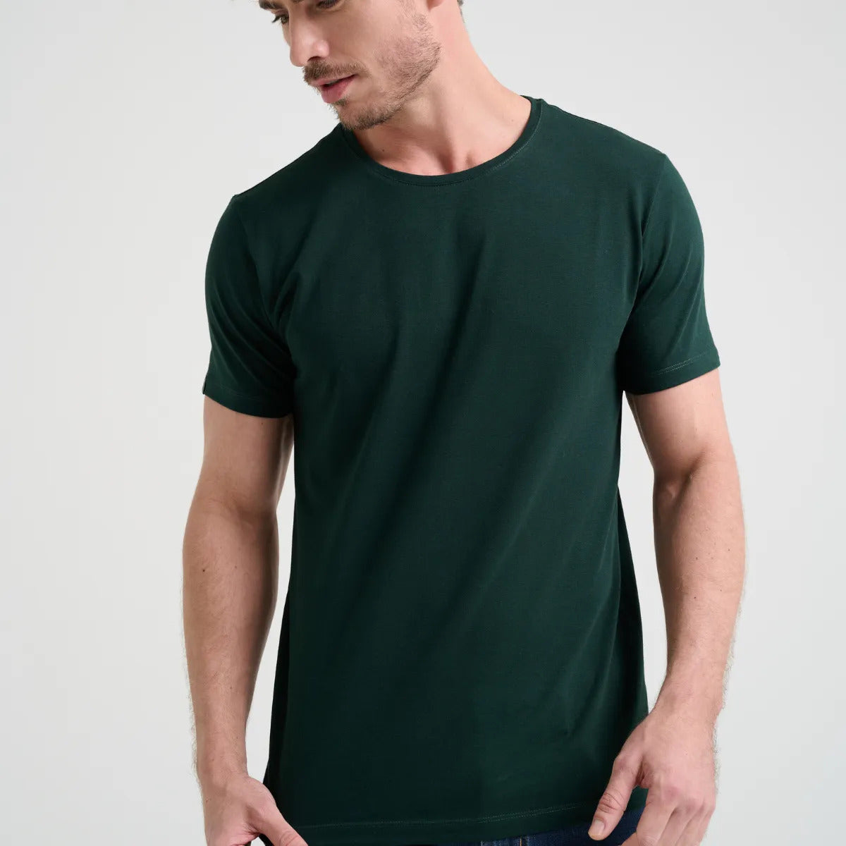 Camiseta Minimal Club Masculina Modelo Básica