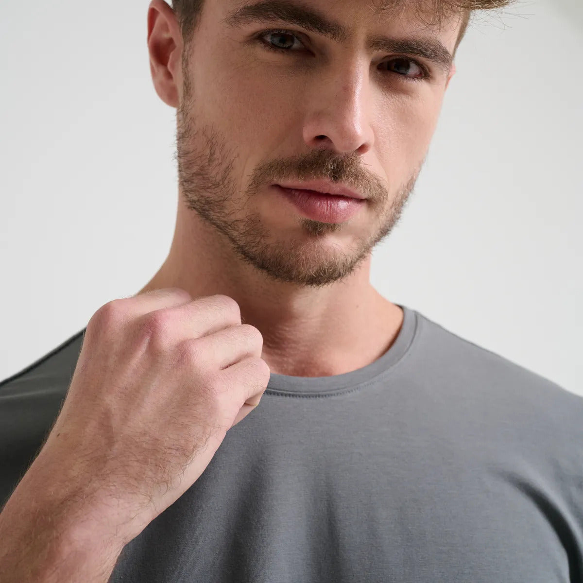 Camiseta Minimal Club Masculina Modelo Básica