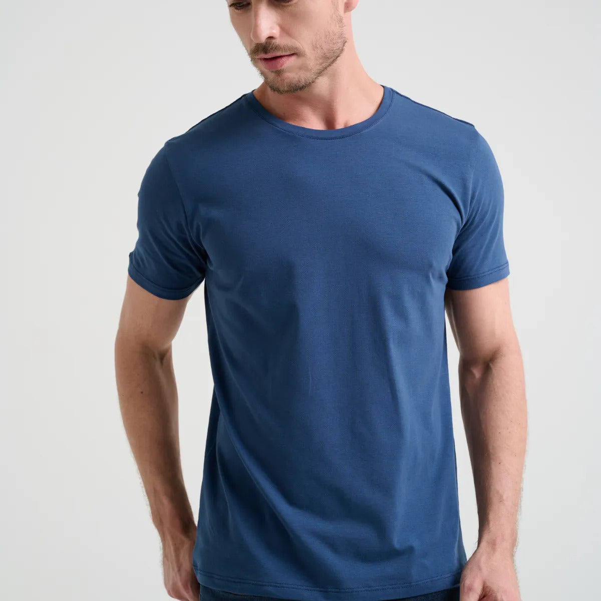 Camiseta Minimal Club Masculina Modelo Básica