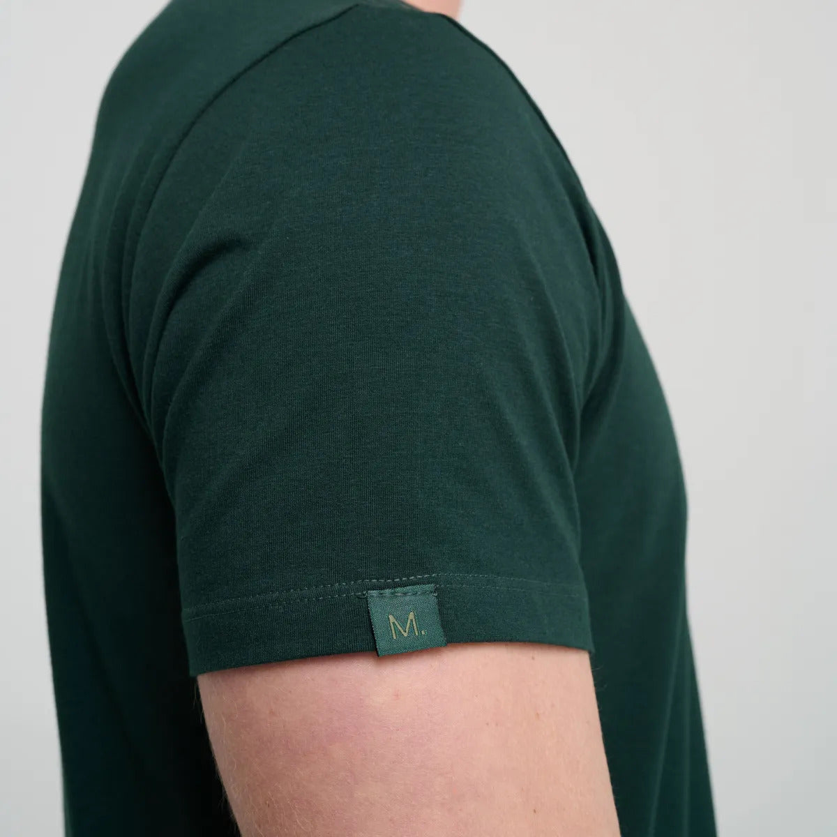 Camiseta Minimal Club Masculina Modelo Básica