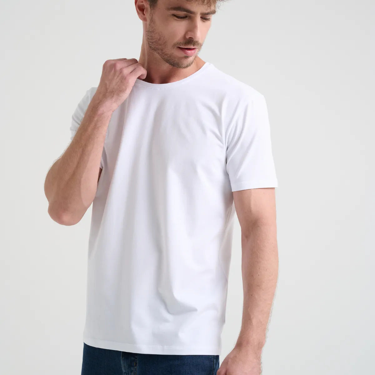Camiseta Minimal Club Masculina Modelo Básica
