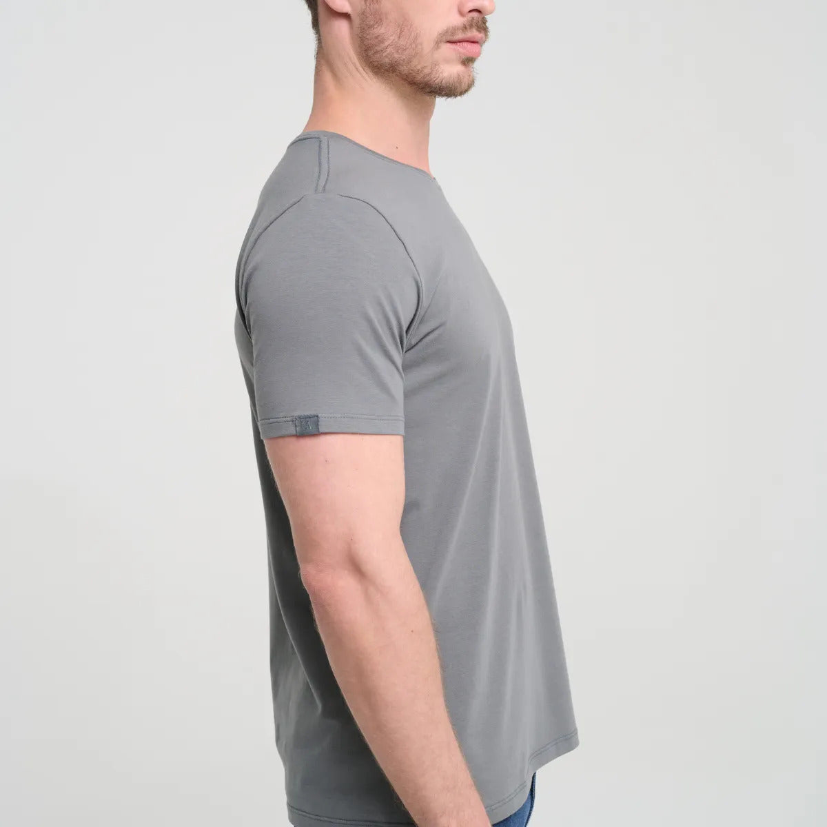 Camiseta Minimal Club Masculina Modelo Básica