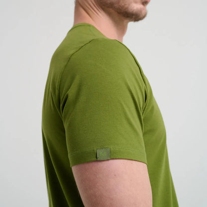 Camiseta Minimal Club Masculina Modelo Básica