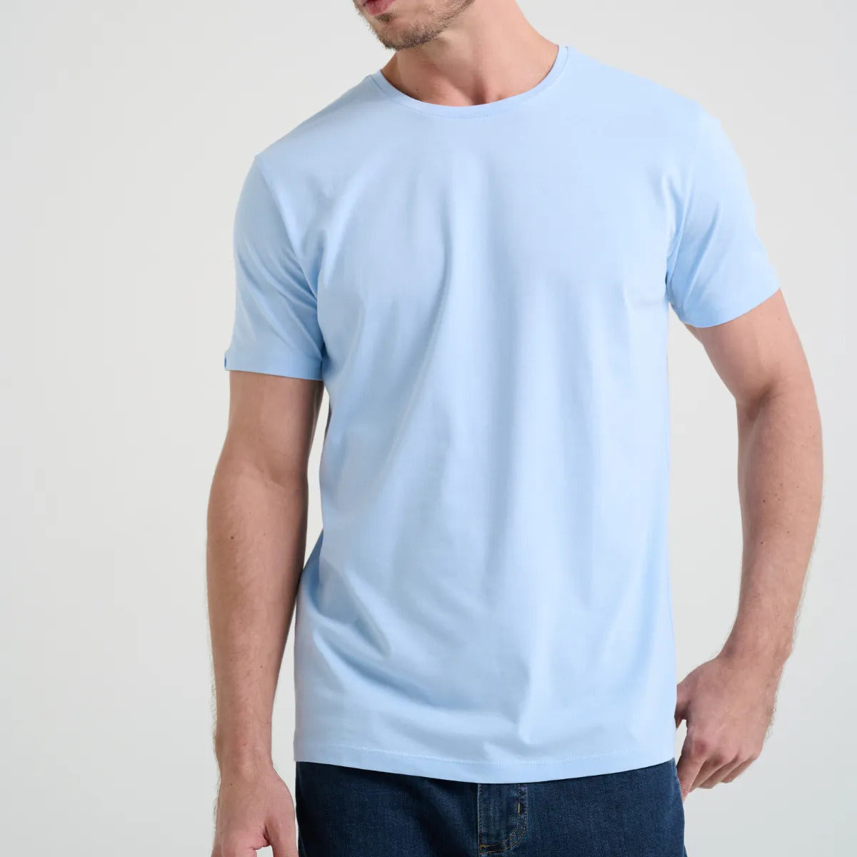 Camiseta Minimal Club Masculina Modelo Básica