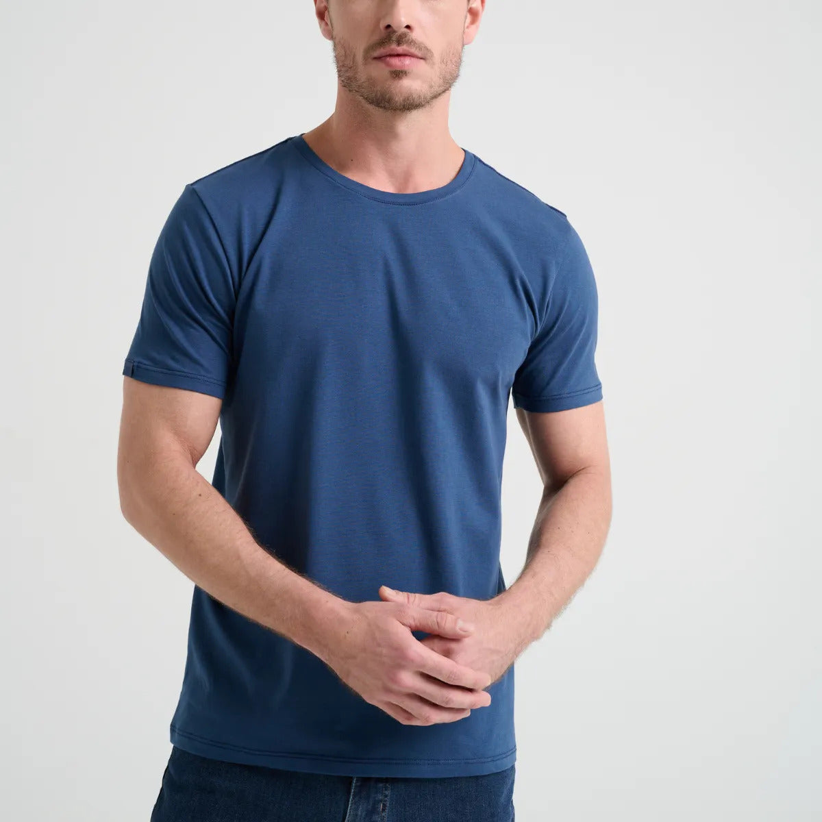 Camiseta Minimal Club Masculina Modelo Básica