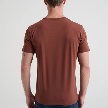Camiseta Minimal Club Masculina Modelo Básica