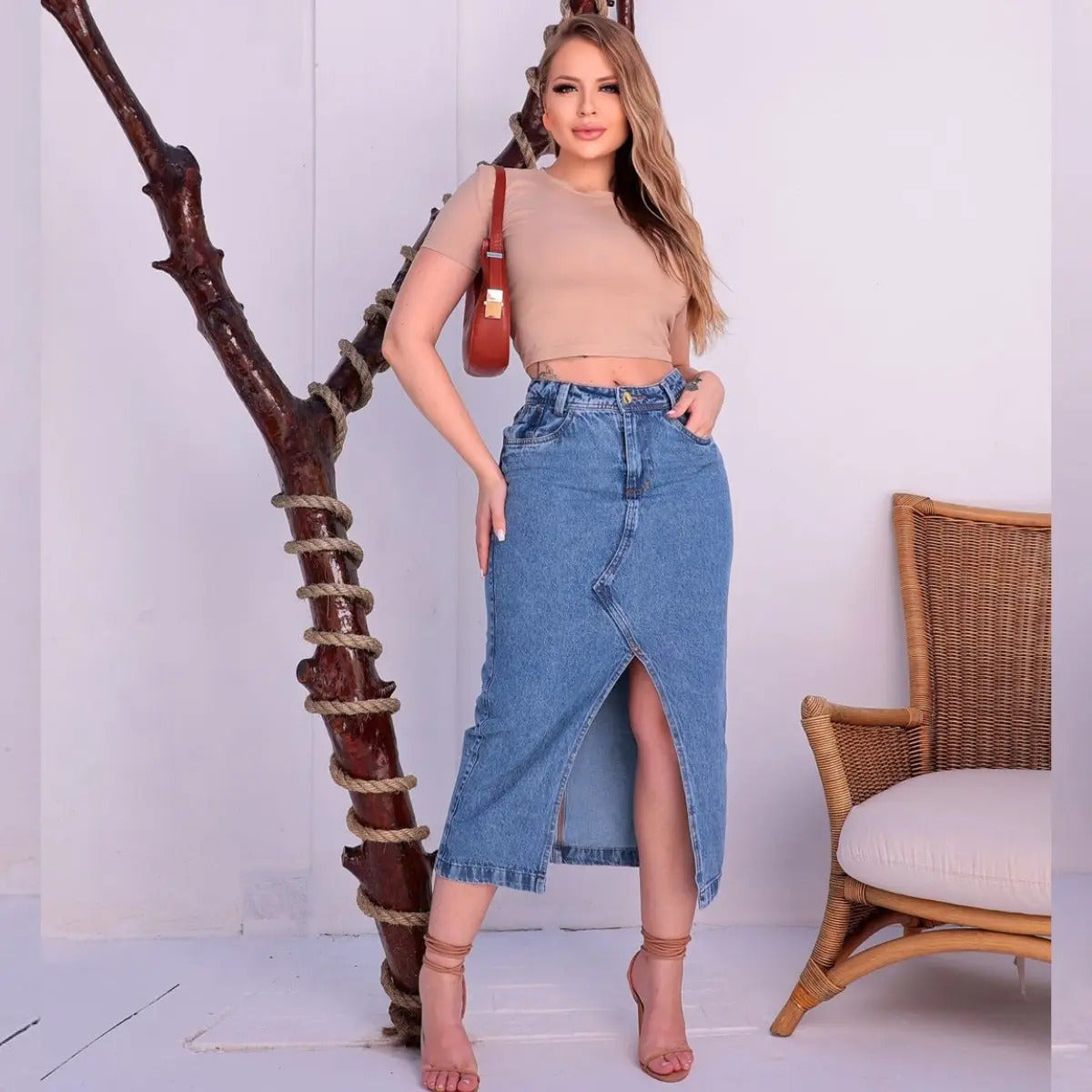 Saia Mídi Jeans Com Fenda Na Frente Tendência