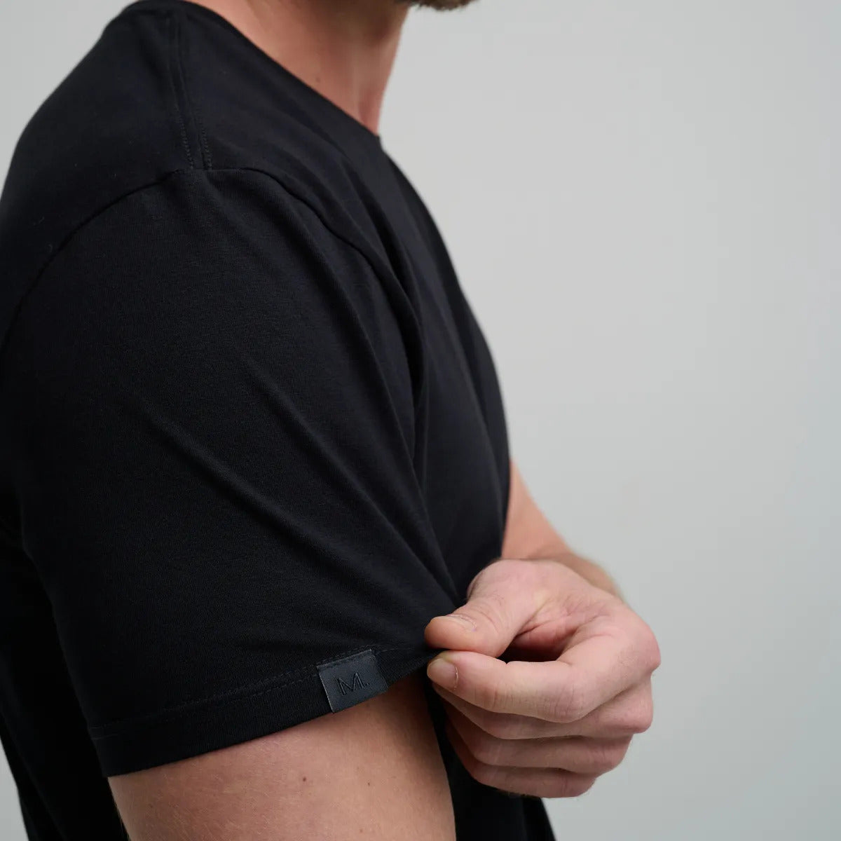 Camiseta Minimal Club Masculina Modelo Básica