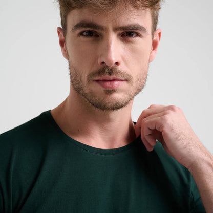 Camiseta Minimal Club Masculina Modelo Básica