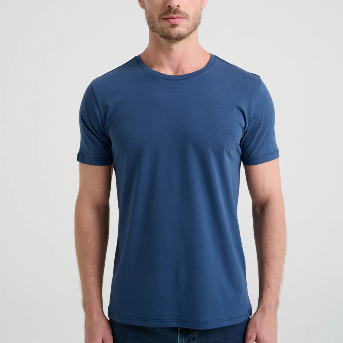 Camiseta Minimal Club Masculina Modelo Básica