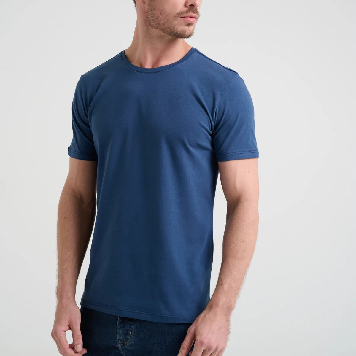 Camiseta Minimal Club Masculina Modelo Básica