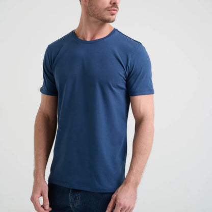 Camiseta Minimal Club Masculina Modelo Básica