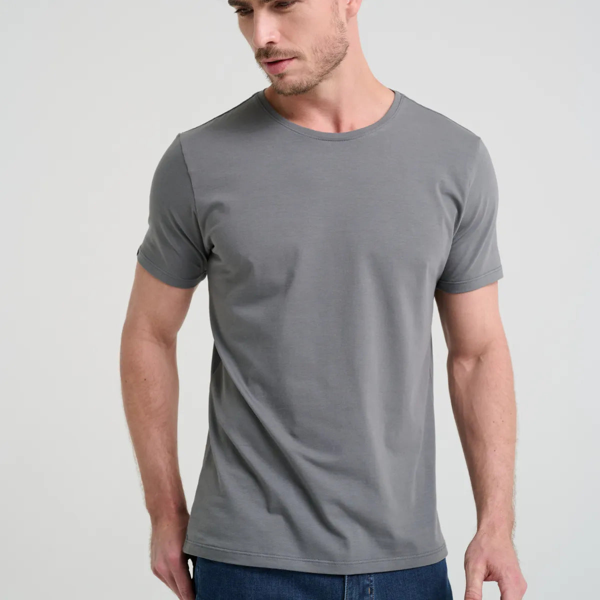 Camiseta Minimal Club Masculina Modelo Básica