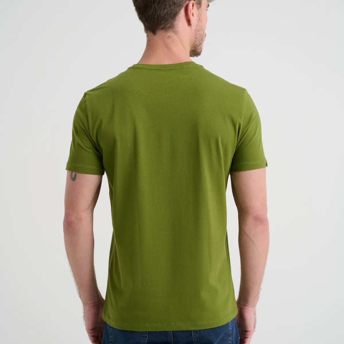 Camiseta Minimal Club Masculina Modelo Básica